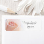 Adresse de retour du mariage Étiquette Peach Pink  (En situation)