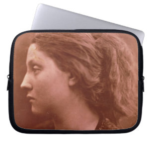 Adriana (foto sepia) laptop sleeve