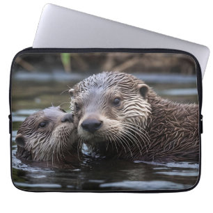 **"Adrift in Love: Mummy en Baby Otter"** Laptop Sleeve