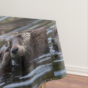 **"Adrift in Love: Mummy en Baby Otter"** Tafelkleed