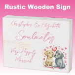 Adultes mariés heureux chiens mignons rose<br><div class="desc">Épaules Boîtier blanc en bois rustique défoncé avec texte rose. Très heureux mariage mariage anniversaire idée cadeau pour votre femme. Avec des chiens mignons et des coeurs d'amour.</div>