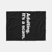 Adulting It’s A Scam _ Funny Relatable Sarcastic Q Fleece Deken (Voorkant (Horizontaal))