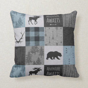 Adventure Await Coussin - Bleu, Noir, gris