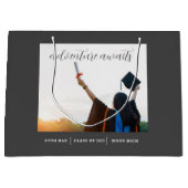 Adventure Await Graduation Sac cadeau (Devant)