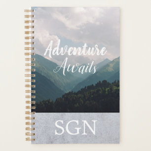 Adventure Await Mountain Valley Monogramme