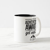 Adventure Awaits Get Outside Typography Design Tweekleurige Koffiemok (Voorkant rechts)