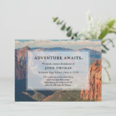 Adventure Awaits-Mountain, aankondiging van Afstud (Staand voorkant)