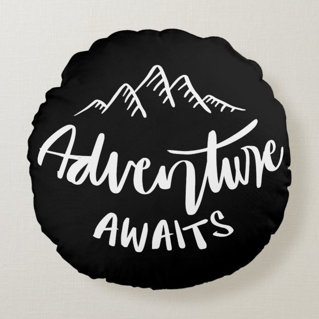 Adventure Awaits Mountain Quote Rond Kussen (Voorkant)