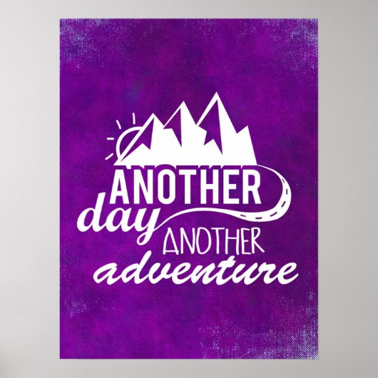 Adventure Quote - bergen op Paarse achtergrond Poster (Voorkant)
