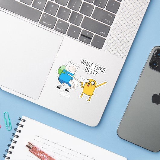 Adventure-tijd | Finn & Jake Fist Bump Sticker (Laptop met iPhone)