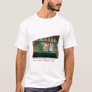 Advertentiebillboard gezien vanuit treinvenster in t-shirt