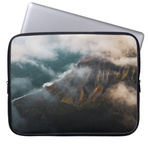AERIËLE FOTOGRAFIE VAN MOUNTAINE DIE ONDER FOG VAL LAPTOP SLEEVE