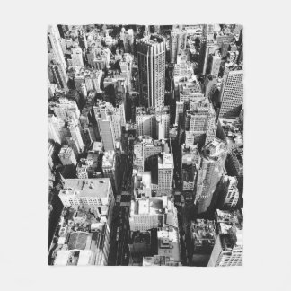 AERIËLE GRAYSCALE FOTOGRAFIE VAN GEBOUWEN FLEECE DEKEN