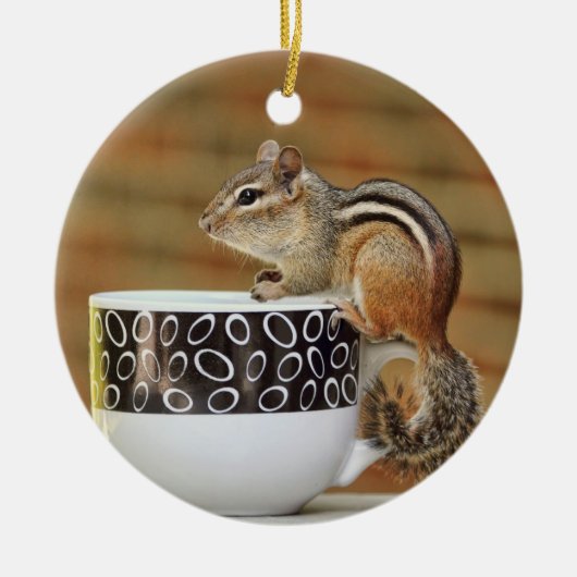 Afbeelding van de Chipmunk met de Latte Coffee Cup Keramisch Ornament (Voorkant)