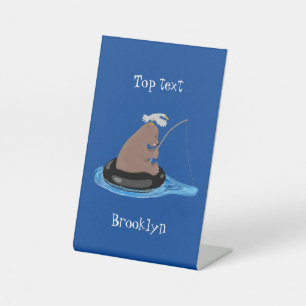 Afbeelding van de Cute beer cub Fishing cartoon Reclamebord Met Voetstuk