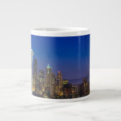Afbeelding van Seattle Skyline in de ochtenduren. Extra Grote Beker (Voorkant)