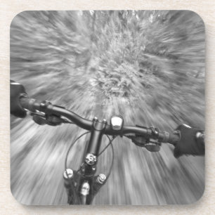 Afdalend over een glad gedeelte singletrack bier onderzetter