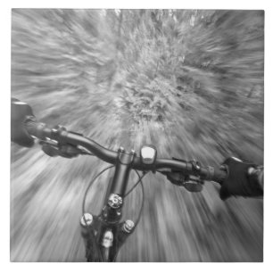 Afdalend over een glad stuk singletrack tegeltje