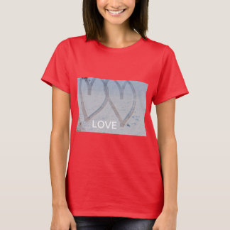 afdruk van twee harten getekend in de sneeuw op T- T-shirt