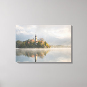 Afdruk van zonnestaafdoek bij Foggy Bled Lake Canvas Afdruk