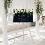 Affiche de bienvenue de la répétition horizontale<br><div class="desc">Ce panneau d'accueil de la répétition horizontale florale est parfait pour une répétition mariage rustique. Le design est composé d'élégantes pivoines blanches aquarelles avec feuillage vert dans un arrière - plan bleu foncé.</div>
