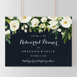 Affiche de bienvenue de la répétition horizontale<br><div class="desc">Ce panneau d'accueil de la répétition horizontale florale est parfait pour une répétition mariage rustique. Le design est composé d'élégantes pivoines blanches aquarelles avec feuillage vert dans un arrière - plan bleu foncé.</div>