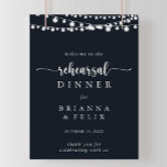 Affiche de bienvenue de répétition Rustique String<br><div class="desc">Ce panneau rustique à cordes clair de répétition dîners de bienvenue est parfait pour une simple répétition mariage. Le design présente de belles lumières à cordes peintes à la main dans un arrière - plan bleu foncé.</div>
