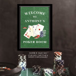 Affiche de bienvenue personnalisée de salle de pok<br><div class="desc">Panneau d'accueil personnalisé de salle de poker avec cartes à jouer et jetons de poker sur le feutre vert de table de carte et votre texte personnalisé. L'exemple montre BIENVENUE À LA SALLE DE POKER DE NAME. OPTIONS : L'échantillon est présenté dans une taille de 18x24" sur papier à valeur...</div>