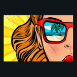 Affiche de femme de Pop Art avec des lunettes de s<br><div class="desc">Une femme pop art cool avec des lunettes de soleil reflétant la plage. Parfait avec un cadre noir simple.</div>