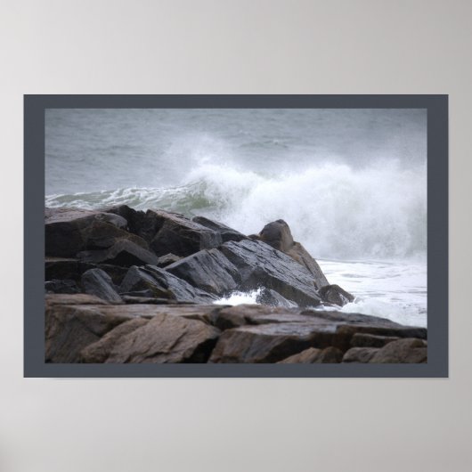 Affiche de vagues de l'océan se brisant sur les ro (Devant)