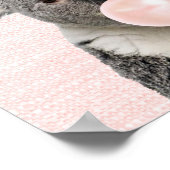 AFFICHE D'OURS KOALA SOFFLANT UN CHICLET ROSE (Coin)