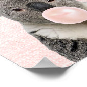 AFFICHE D'OURS KOALA SOUFFLANT UN BUBBLE GUM ROSE (Coin)