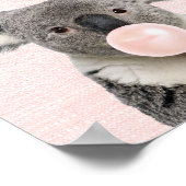 AFFICHE D'OURS KOALA SOUFFLANT UN BUBBLE GUM ROSE (Coin)