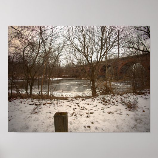 Affiche du ruisseau gelé avec pont (Devant)