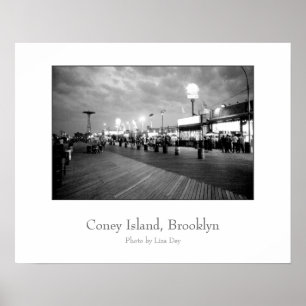 Affiche 'The Boardwalk at Night'