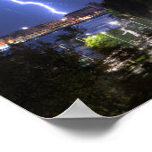 Affiche verticale de la foudre au-dessus de la vil (Coin)