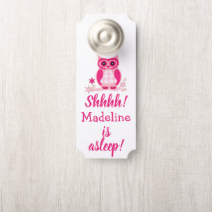 Affichette De Porte Chouette rose avec le nom de bébé Shhh! Le Bébé Do