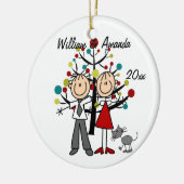 Afgekleed paar en gepersonaliseerd papier keramisch ornament (Links)