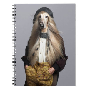 Afghaanse hond blond haar in broek notitieboek