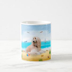 Afghaanse windhond op het strand koffiemok