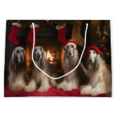 Afghan Hound bij de open haard Kerstmis Groot Cadeauzakje (Voorkant)