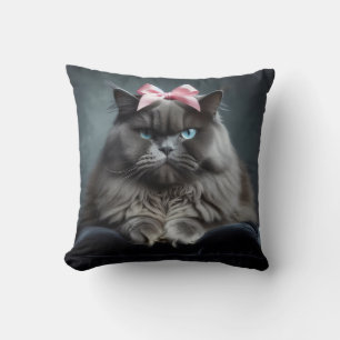 Afkeurende Kat: Fluffy Grijze Kat met Roze Strik. Kussen