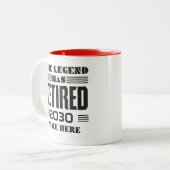 Aflossing leende partij heeft aangepaste kosten in tweekleurige koffiemok (Voorkant links)