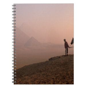 Afrika, Egypte, Caïro, Gizeh, Gizeh piramides bij Notitieboek