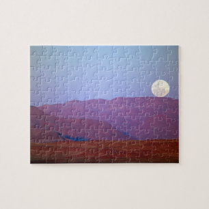Afrika, Namibië, Sossusvlei. Een volle maan rust Legpuzzel