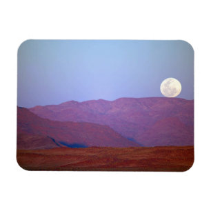 Afrika, Namibië, Sossusvlei. Een volle maan rust Magneet