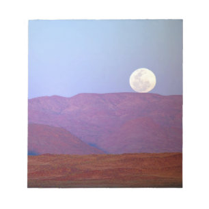 Afrika, Namibië, Sossusvlei. Een volle maan rust Notitieblok
