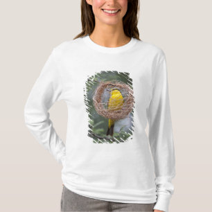 Afrika. Tanzania. Vrouwelijke zwartnekwever T-shirt