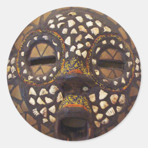 Afrikaans masker met cowrieschalen ronde sticker