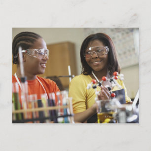 Afrikaanse Amerikaanse tieners in de wetenschapskl Briefkaart
